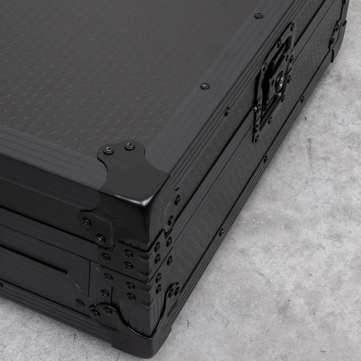 tough protective corners, braces & latches on DJM A9 Flight Case